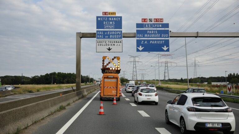 Three dead in the crash of a tourist plane on the A4 motorway in Seine-et-Marne