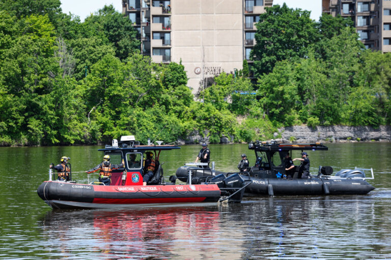 A dark vehicle in the Rivière des Prairies