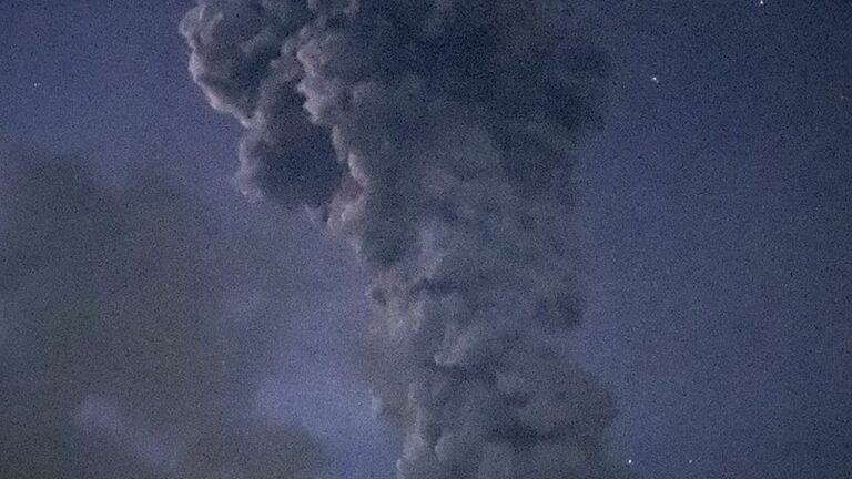 A volcano in “explosive eruption” in the Philippines, the alert level raised