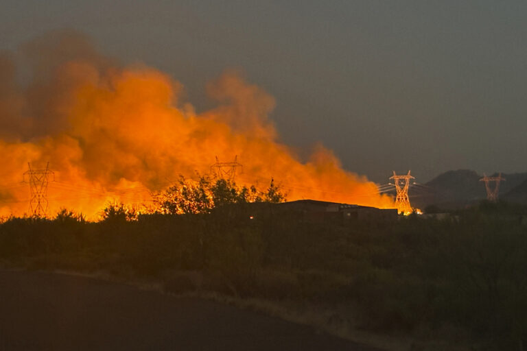 Arizona | Wildfire advances after prompting evacuations