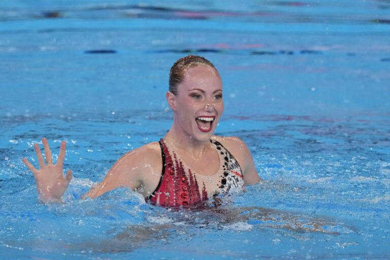 Artistic swimming |  Three other medals around the neck of Jacqueline Simoneau