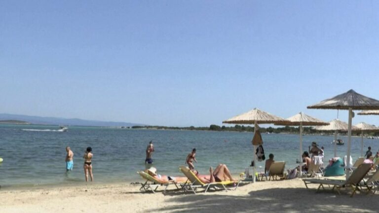 Authorities crack down on private beaches