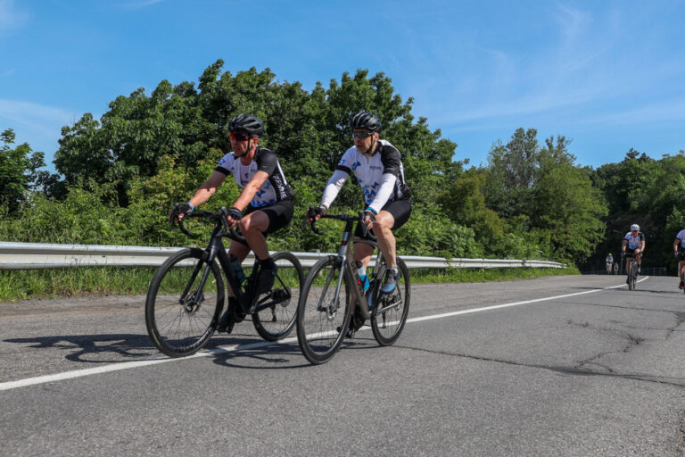 Banned cars |  Cyclists take over the Camillien-Houde route