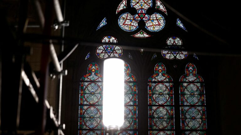 Buren, Di Rosa, Pei-Ming among the hundred candidates competing to create the new contemporary stained glass windows of the cathedral