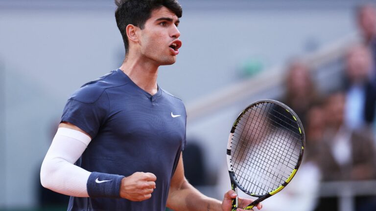 Carlos Alcaraz calmly dismisses Stefanos Tsitsipas and reaches the semi-finals