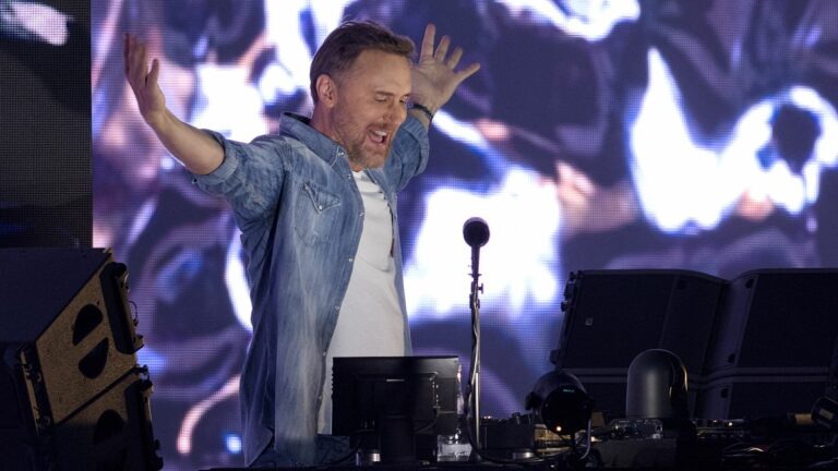 David Guetta’s show applauded by 30,000 people in Chambord on Saturday evening despite the rain