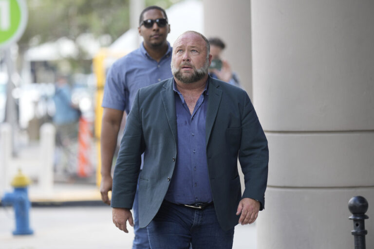 Ordered to pay 1.5 billion to families |  Justice authorizes liquidation of assets of American conspiracy theorist Alex Jones