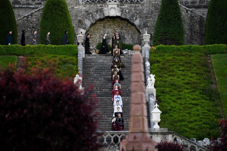 Dior fashion show |  Scottish queens and warriors in majesty