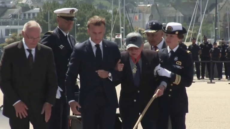 Emmanuel Macron and Joe Biden pay tribute to the fighters