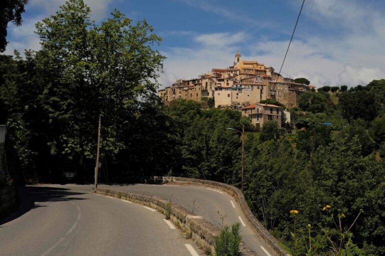 France |  In preserved villages, the extreme right boosted by fear