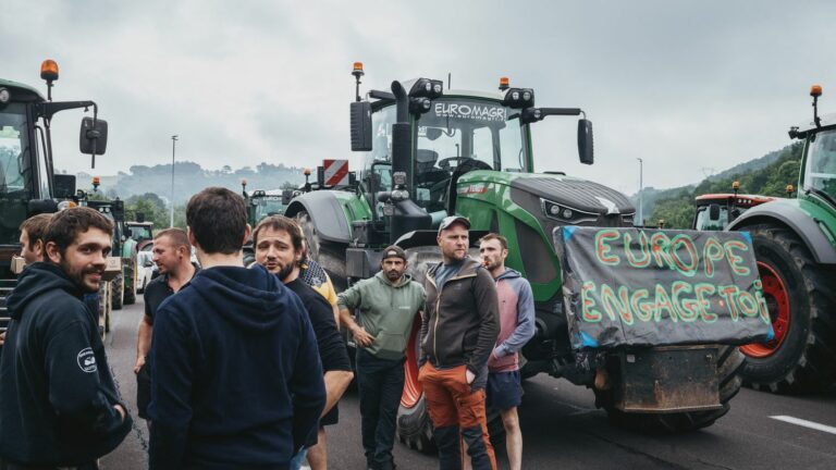 French and Spanish farmers prepare to unblock the border