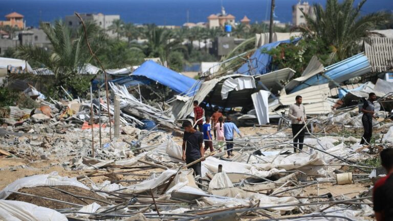 Gaza residents live near huge piles of rubbish, UNRWA warns