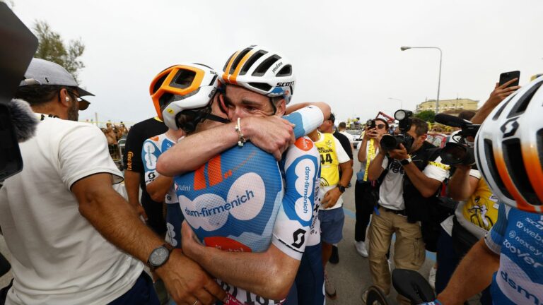 “I really find it hard to believe it”… Romain Bardet recounts his victory on the first stage