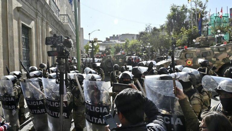 In Bolivia, the president denounces a “coup d’état” after the deployment of armed soldiers in front of the presidential palace