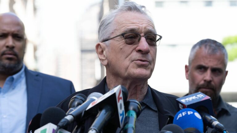 In New York, Robert De Niro castigates Donald Trump, a “clown” who could become a “tyrant”