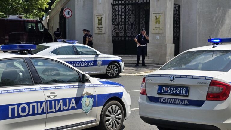 In Serbia, a man with a crossbow shoots in front of the Israeli embassy, ​​seriously injuring a police officer