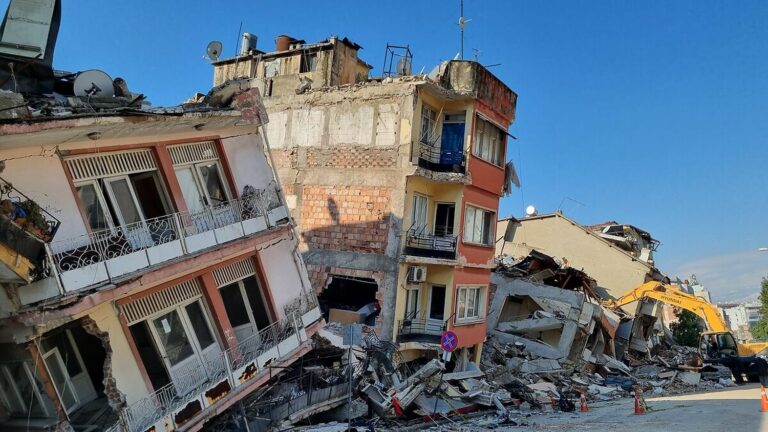 In Türkiye, earthquake survivors learn by SMS of the end of government housing assistance