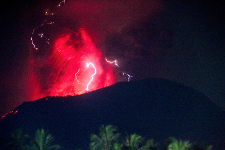 Indonesia | New double eruption of Mount Ibu