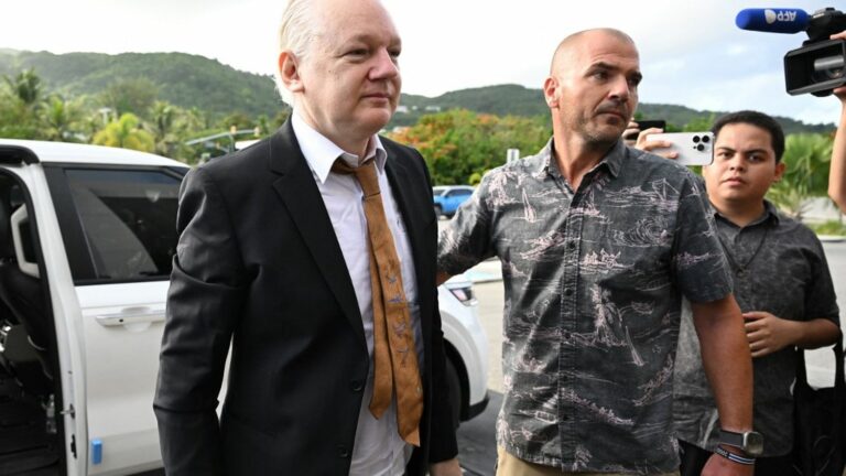 Julian Assange arrived in American territory, where he must be presented to a judge before regaining his freedom