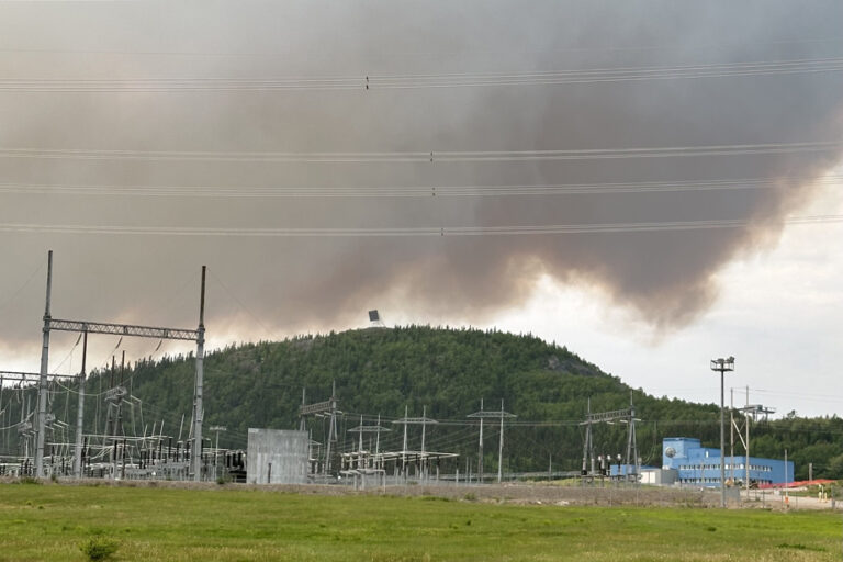 Labrador |  Forest fires decrease in intensity, rain expected