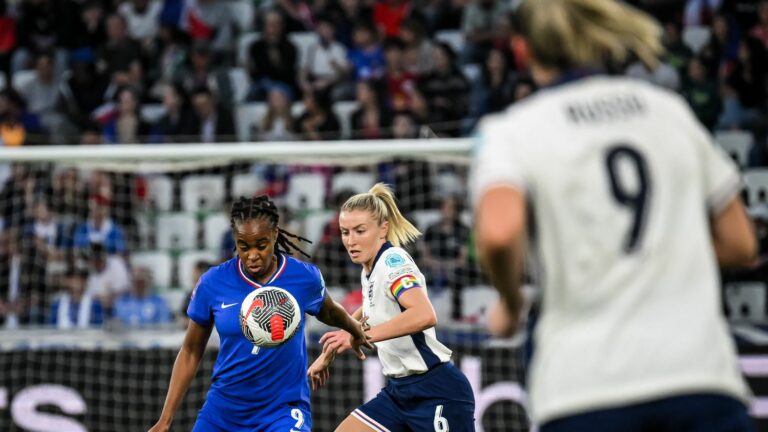 Les Bleues are pushing to get back into the match… Follow the qualifying match for Euro 2025