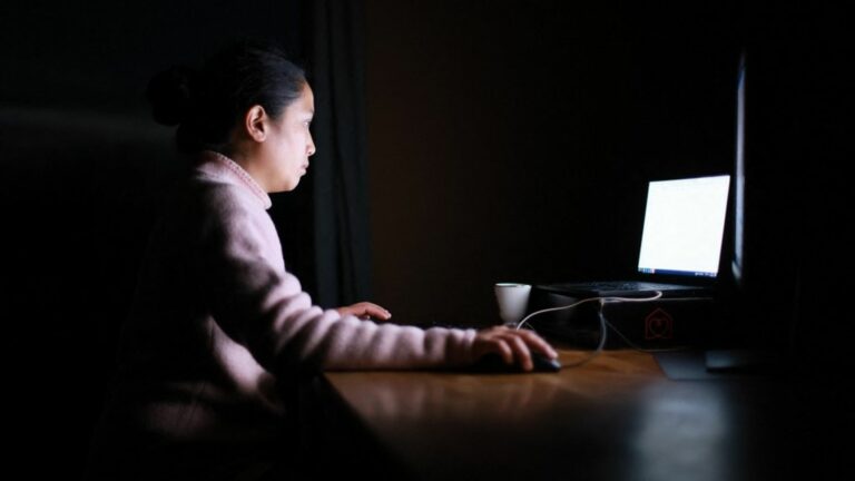 More than a third of Internet users say they feel at least one of the negative effects of screens, according to INSEE