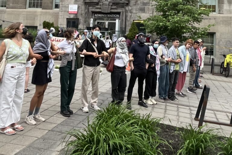 Pro-Palestinian camp |  McGill students barricade themselves in a university building