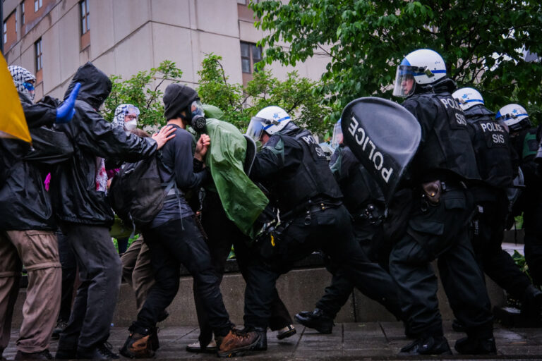 Pro-Palestinian camp |  Tension rises between police and protesters on the McGill campus