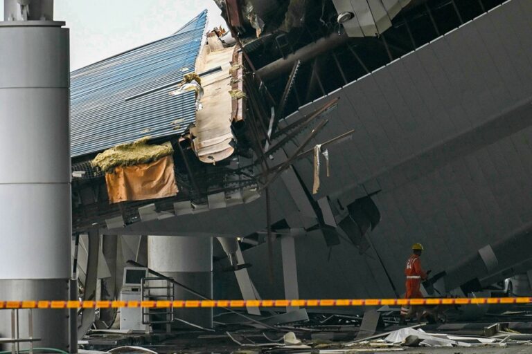 Roof collapses at New Delhi airport