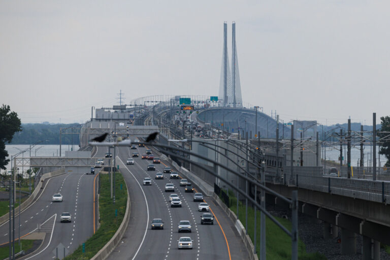 Samuel-De Champlain Bridge |  Collision between two vehicles leaves four injured