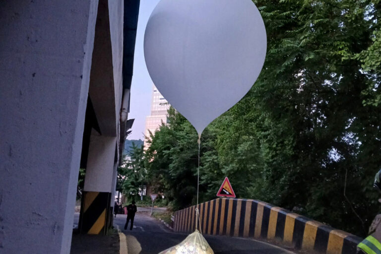 South Korea |  Activists send 10 balloons filled with propaganda to the North