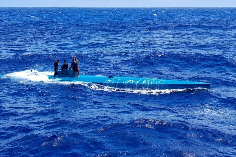 Spotted by the police, drug traffickers drown their submarine