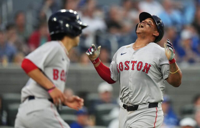 The Boston Red Sox come from behind against the Toronto Blue Jays and win 4-3