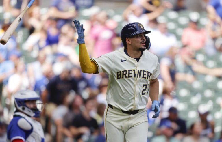 The Brewers hit hard in the sixth and won 5-4 against the Blue Jays