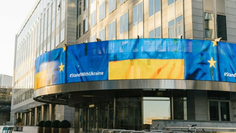 The European Union confirms the opening of accession negotiations with Ukraine and Moldova