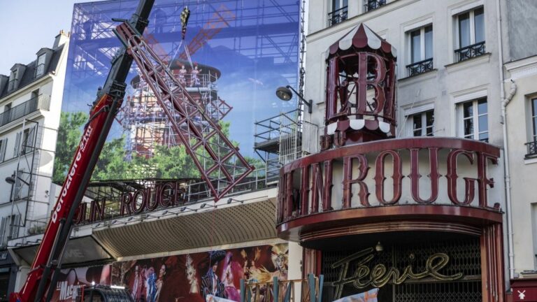 The Moulin Rouge welcomes new temporary wings to replace those that fell at the end of April