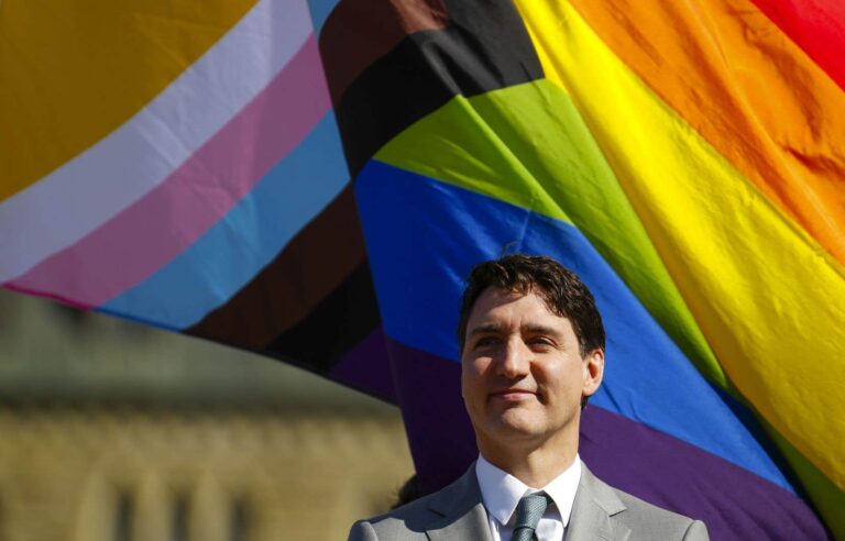 The Pride flag raised on Parliament Hill, Trudeau deplores a “resurgence of hatred” towards LGBTQ+ communities