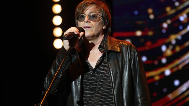 Thomas Dutronc pays on stage, to ovations, a poignant tribute to his mother Françoise Hardy