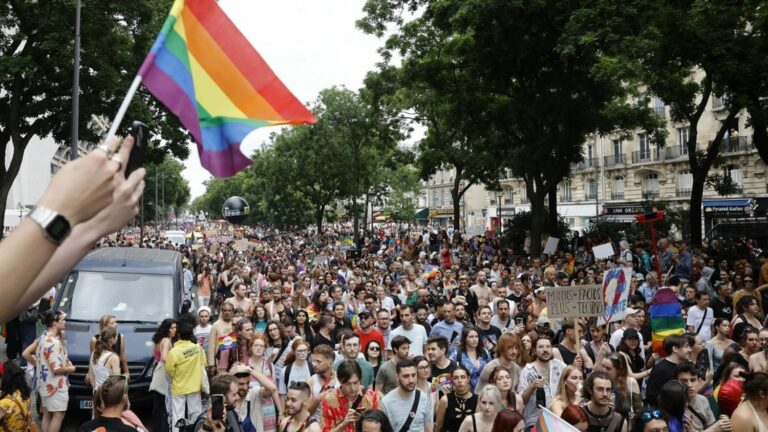 Thousands of people in Paris against transphobia