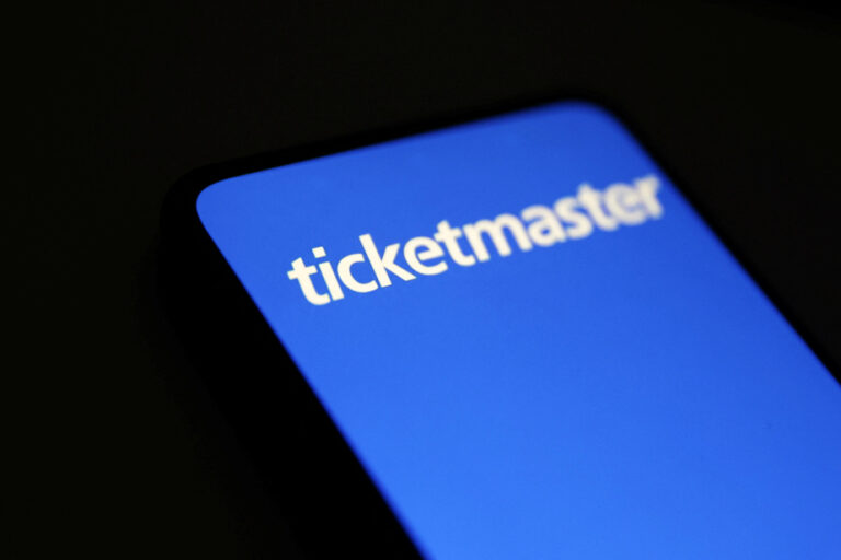 Ticketmaster informs US authorities of data hack