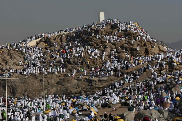 Tide of devotees complete pilgrimage to Mount Arafat in extreme heat