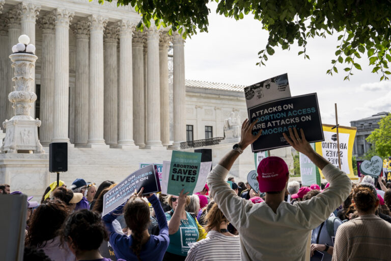 Two years after the Supreme Court decision, abortion at the heart of the presidential duel