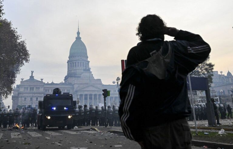 Violent anti-Milei clashes in Buenos Aires during Senate debate