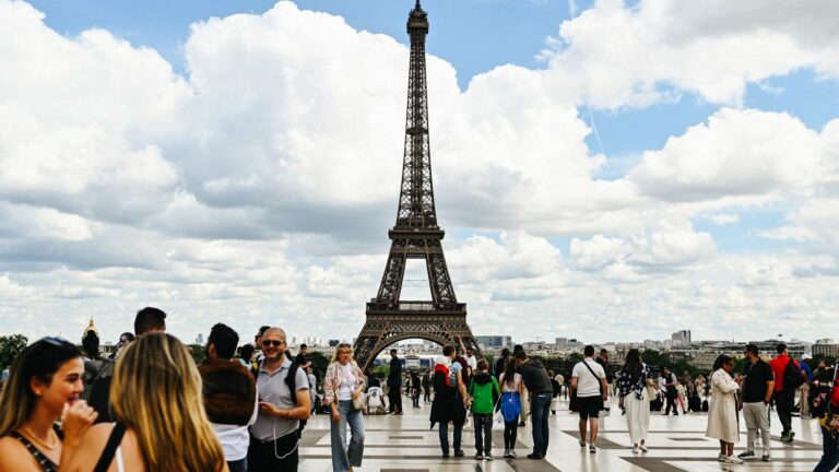 What we know about the discovery of five coffins in front of the Eiffel Tower bearing the inscription “French soldiers of Ukraine”