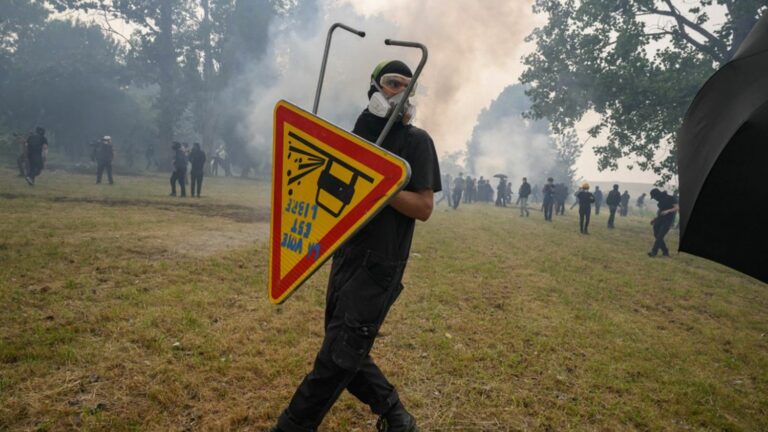 a gendarme and a police officer slightly injured during clashes, according to the prefecture