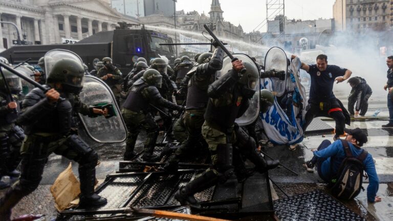 a hundred injured and several dozen arrests in demonstrations in Buenos Aires