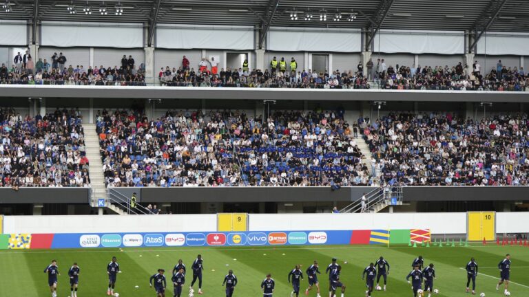 a nice welcome but little interaction for the Blues in front of the supporters in Paderborn