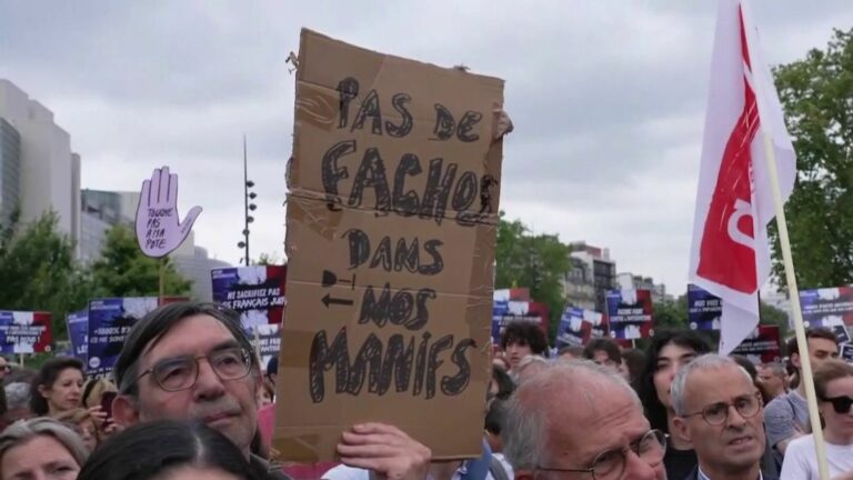 associations demonstrate in Paris