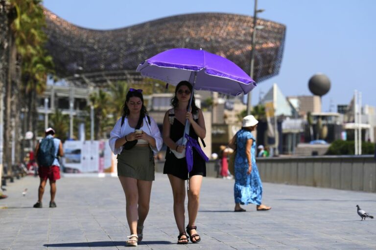 how heat waves risk deterring tourists from spending their holidays in Spain