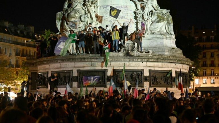 in Paris, hundreds of left-wing activists call for “a union of the left”